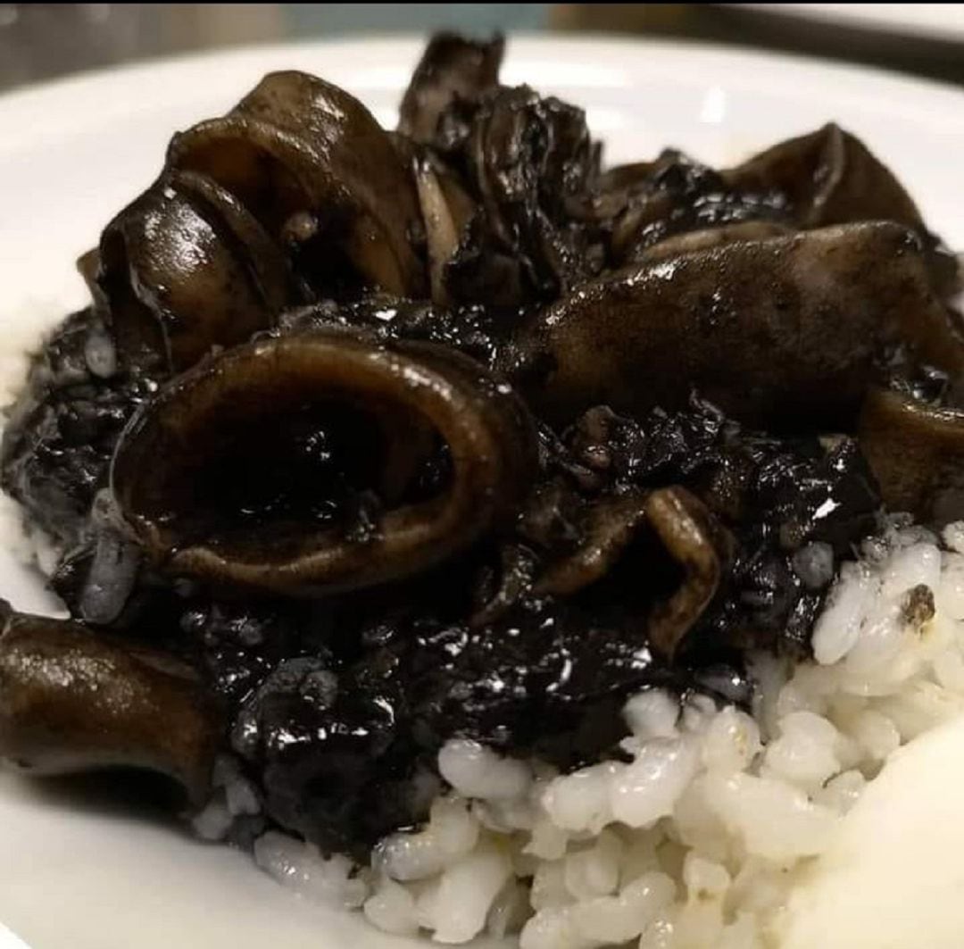 Calamares en su tinta con arroz blanco