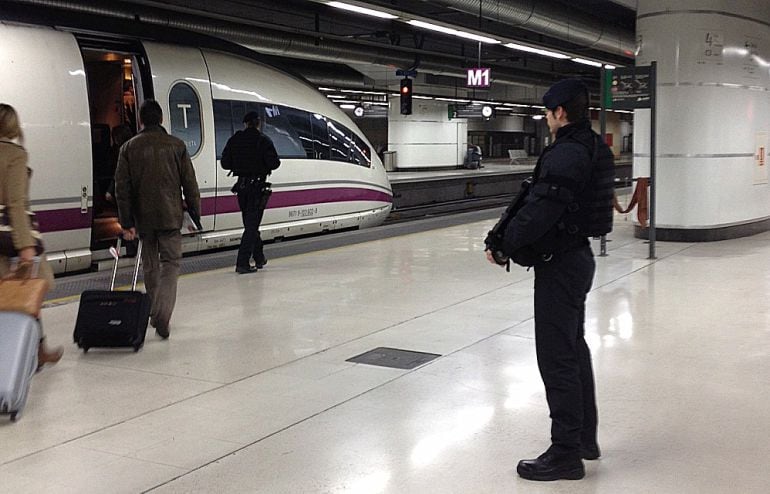 Dos mossos amb subfusell patrullen a una andana de l&#039;estació de Sants de Barcelona