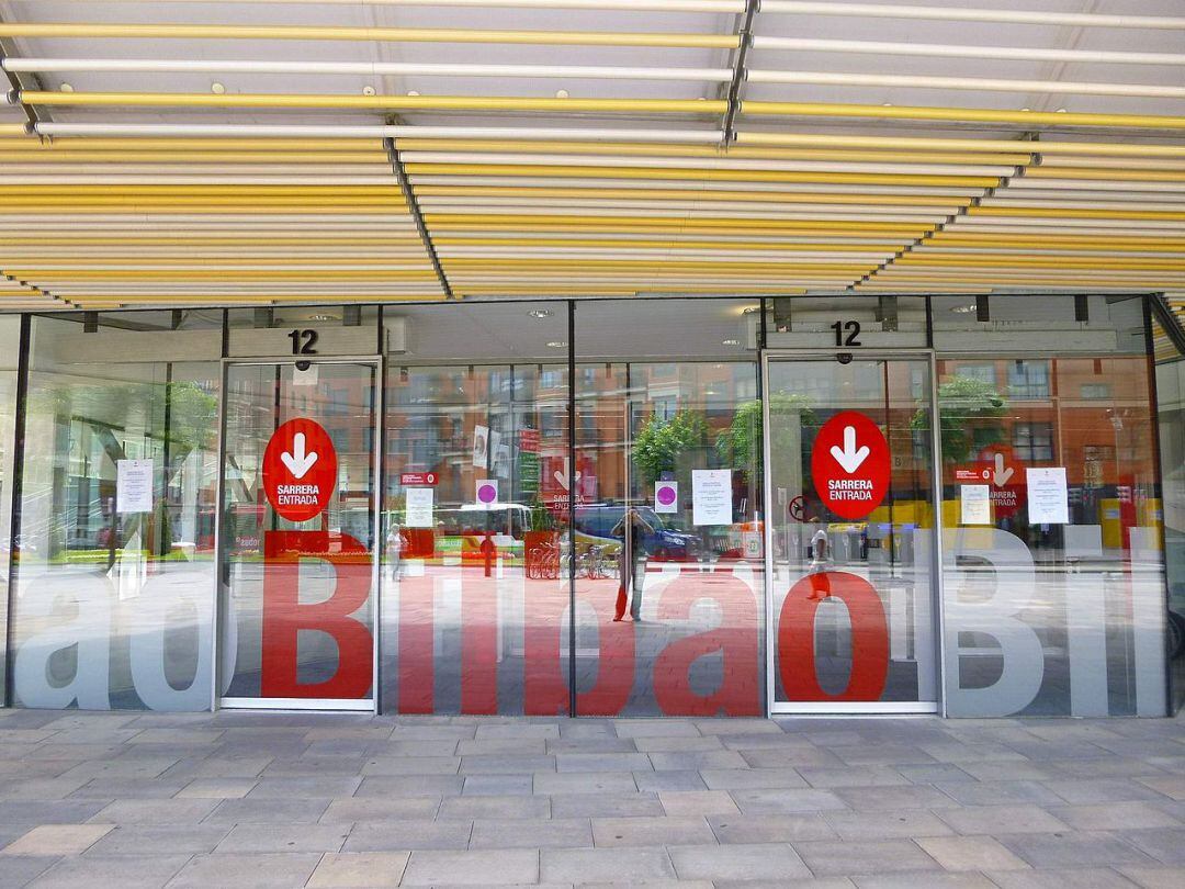 Como medida de protesta, esta mañana los trabajadores habían precintado la puerta de entrada a las oficinas, y la policía municipal ha acudido para despejar el paso