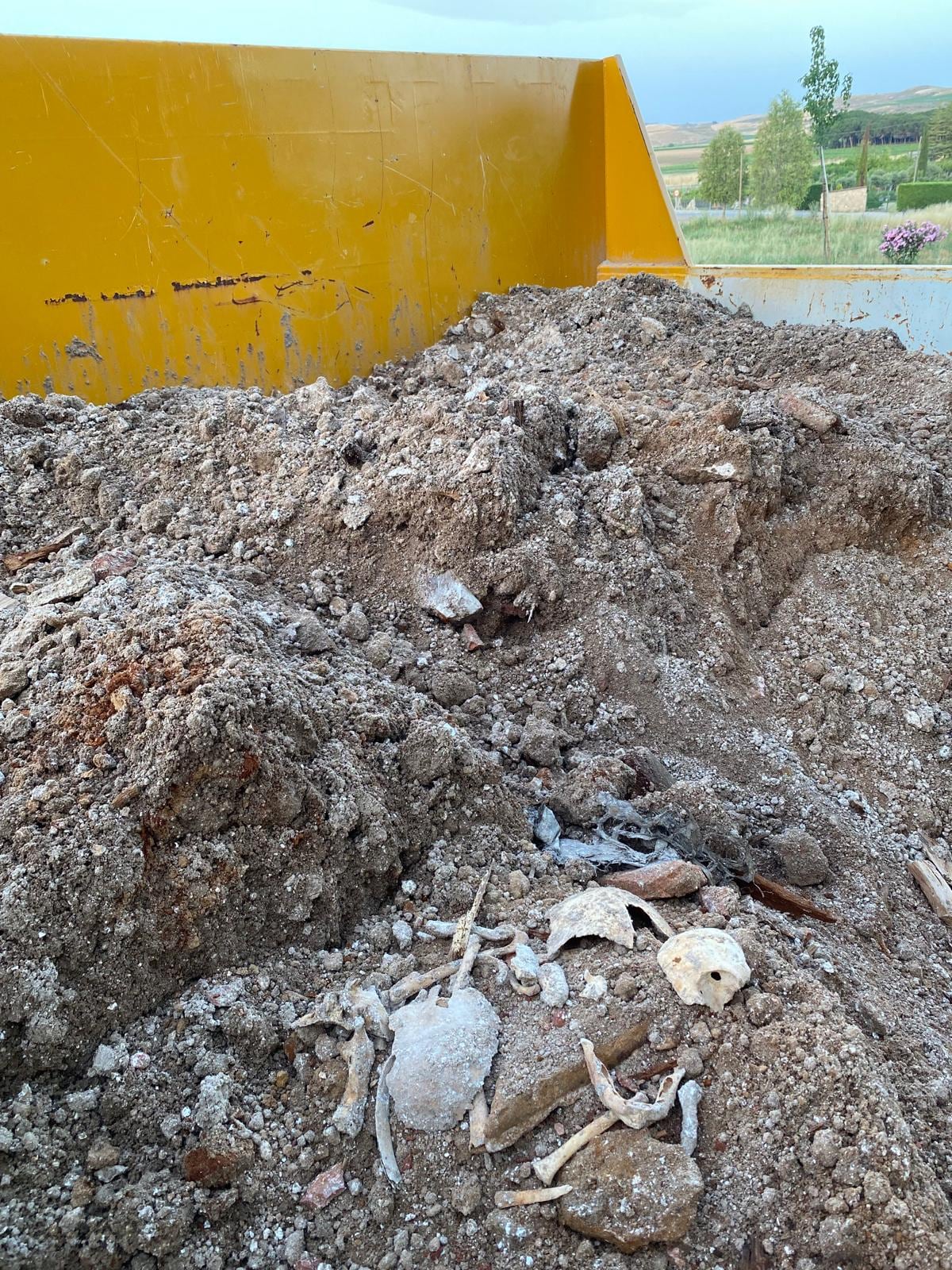 Resto óseos humanos en un contenedor de obra en Padilla de Duero, Valladolid