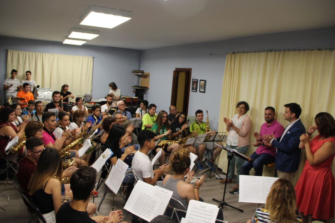 Los componentes de la Banda Municipal de Música reciben la propuesta de ser pregoneros durante un ensayo anoche