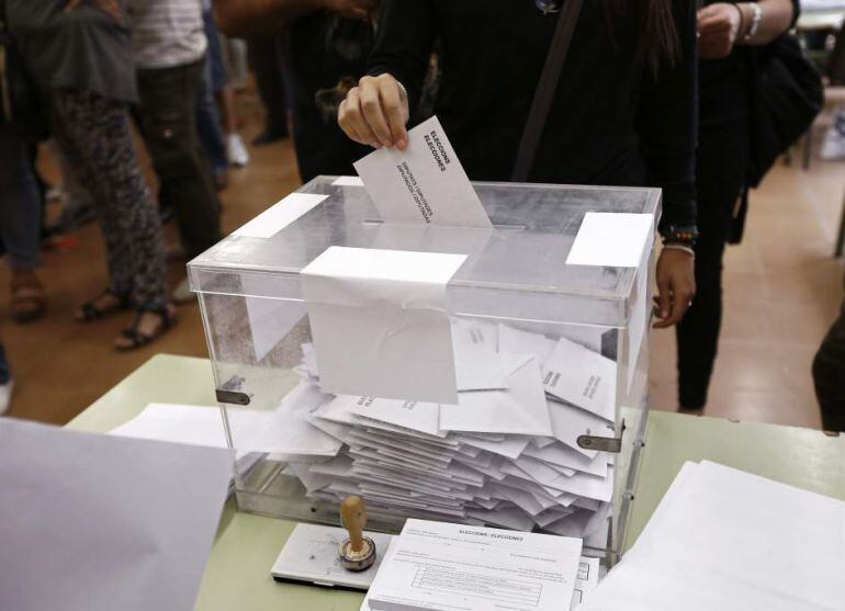 Una ciudadana vota durante las pasadas elecciones generales