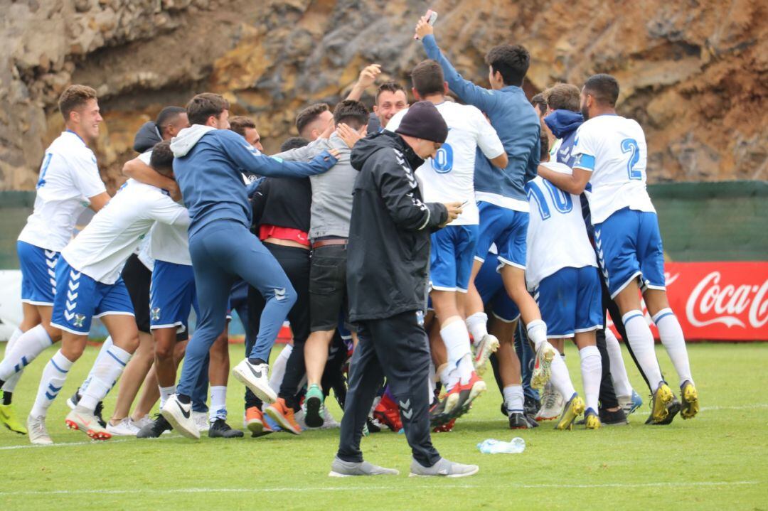 El filial blanquiazul celebra su cuarto puesto que le otorga jugar por el ascenso de categoria