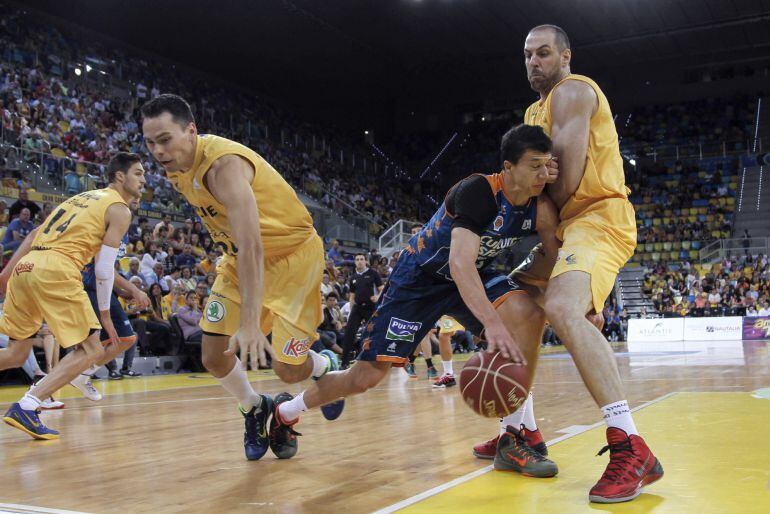 GRA239. LAS PALMAS DE GRAN CANARIA, 03/05/2015.- El alero serbio del Valencia Basket Vladimir Lucic (2d), entre los jugadores del Herbalife Gran Canaria, el pívot australiano Aleks Maric (d), el escolta estadounidense Kyle Kuric (2i) y el ala-pívot canadiense Levon Kendall (i), durante el partido correspondiente a la trigésima primera jornada de la Liga ACB, que se juega hoy el Gran Canaria Arena. EFE/Ángel Medina G.