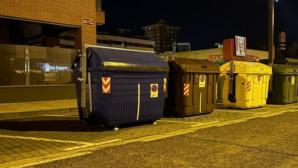 Nuevo contenedor azul de papel y cartón