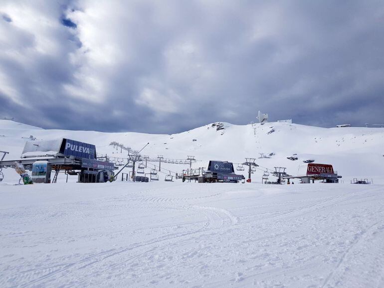 Aspecto de Borrequiles, en la estación de esquí de Sierra Nevada (Granada) tras varios días de importantes nevadas