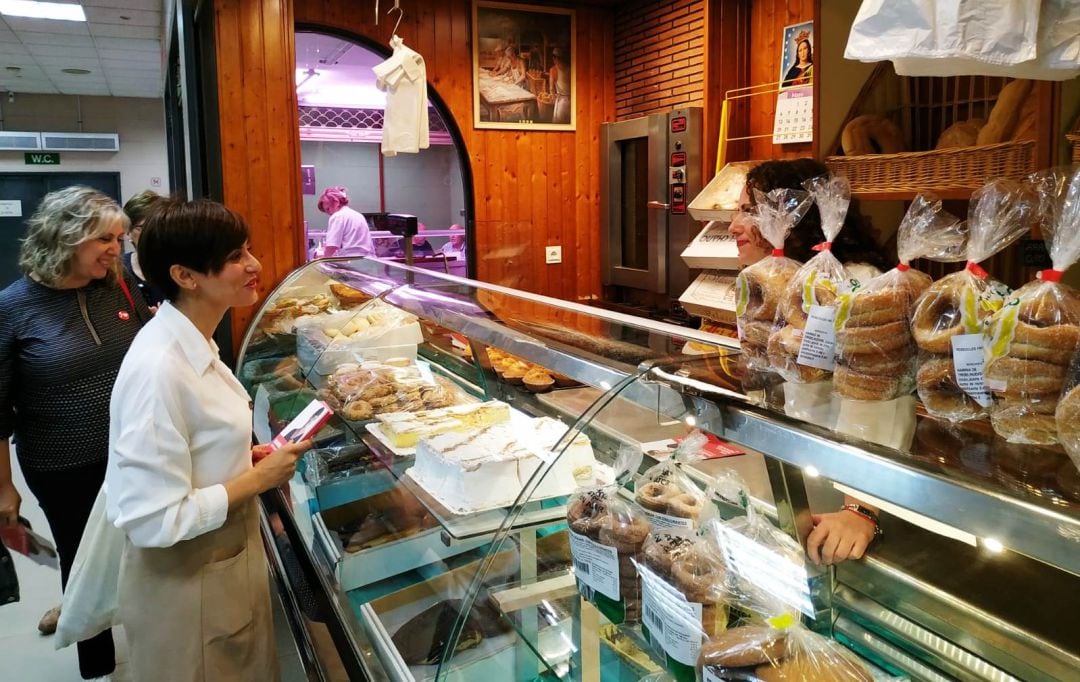 Isabel Rodríguez visita el Mercado de abastos de Puertollano