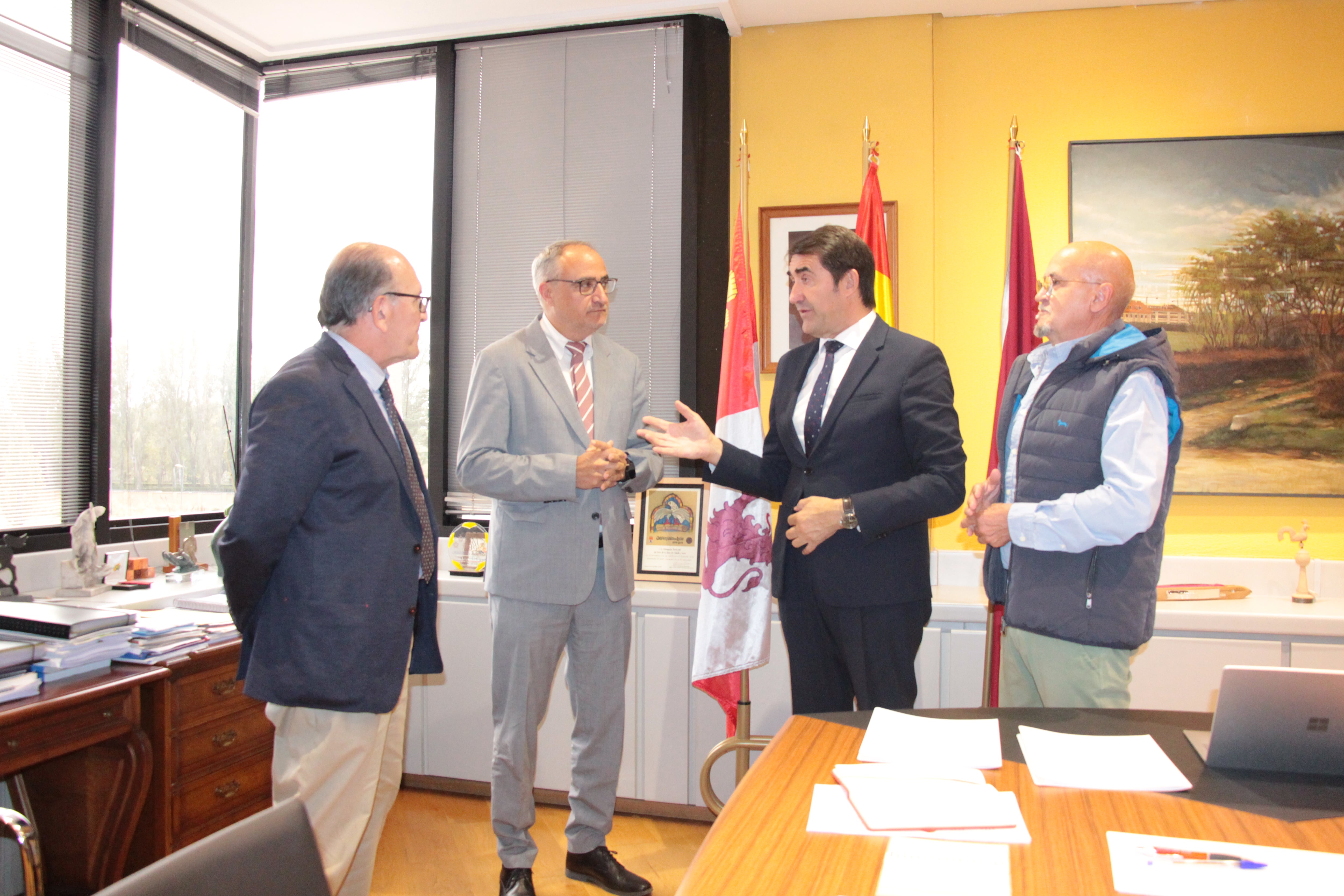 El consejero de Medio Ambiente, Juan Carlos Suárez Quiñones y el alcalde de Ponferrada, Olegario Ramón  en un momento de la reunión con el concejal Pedro Fernández Robles y el consejero de Somacyl, José Manuel Jiménez