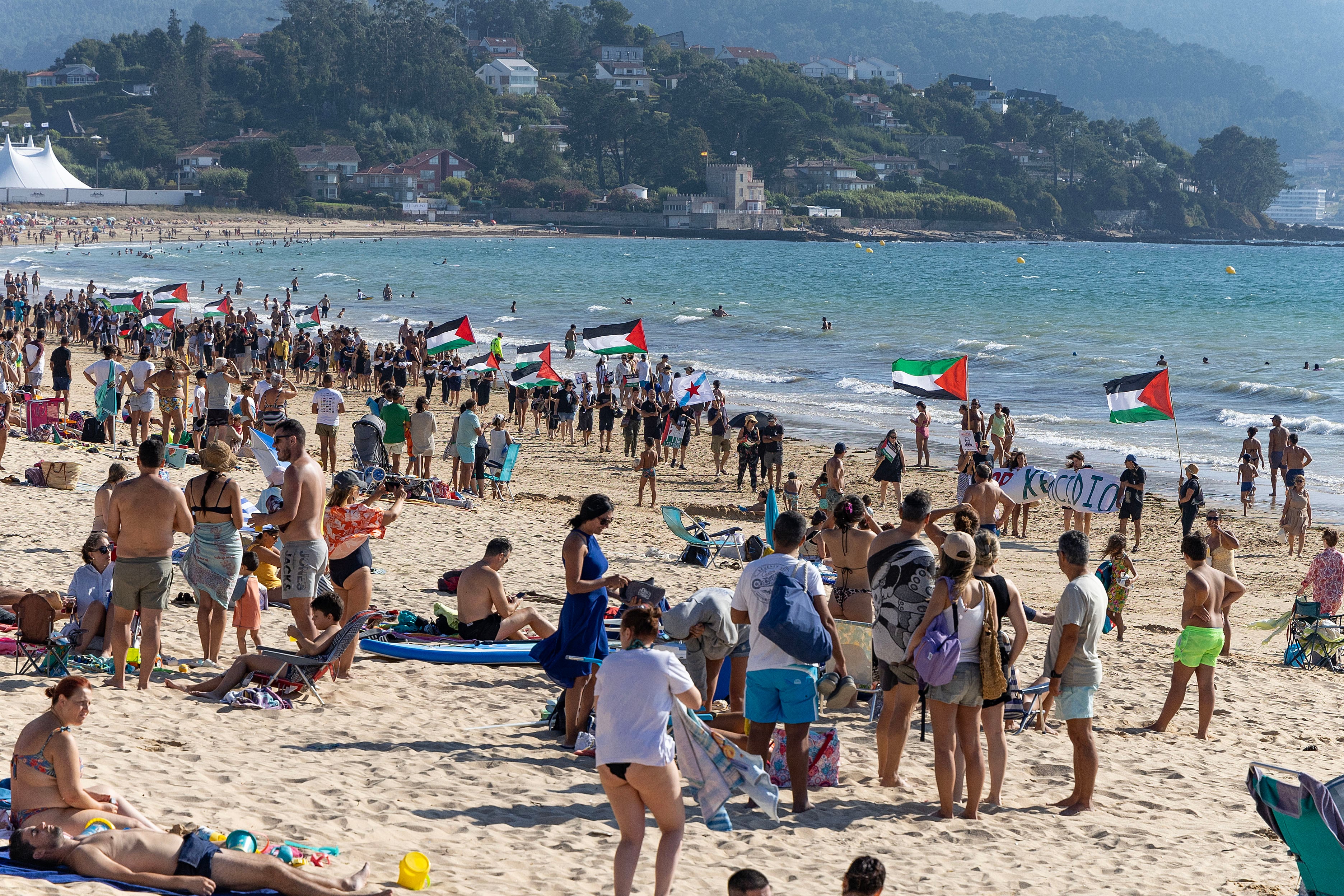 NIGRÁN (PONTEVEDRA), 15/08/2025.- Cientos de personas participan en una manifestación convocada en apoyo al pueblo palestino este viernes, en la Playa de Playa América de Nigrán (Pontevedra). Yolanda Díaz se ha sumado a las centenares de personas que este viernes se han concentrado en la Playa América de Nigrán (Pontevedra) para denunciar la crisis humanitaria en Gaza y el genocidio por parte de Israel sobre el pueblo palestino. La marcha, convocada por la plataforma &#039;O Val Miñor apoia a Palestina&#039;, ha arrancado en el campo de fútbol de Lourido a las 18 horas, para continuar después su recorrido por la orilla de Playa América, un extenso arenal de 1,2 kilómetros ante la mirada de los turistas y veraneantes, que en algunos casos han reaccionado con aplausos y tirando fotografías. EFE/ Salvador Sas
