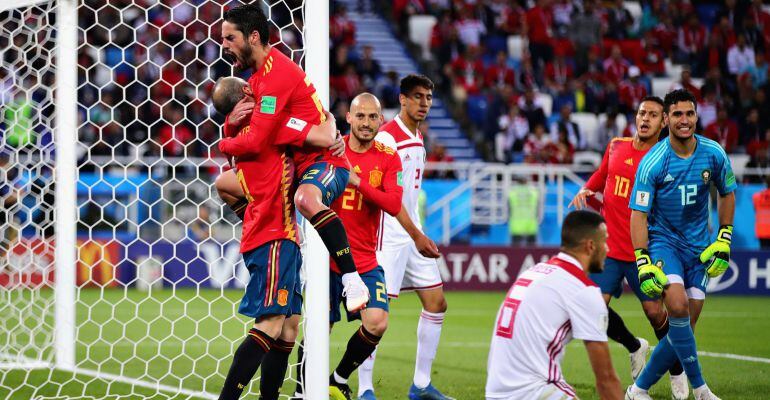 Isco e Iniesta celebran el primer gol de España ante Marruecos