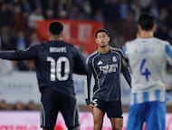 Jude Bellingham conversa con Kylian Mbappé durante el Talavera-Real Madrid