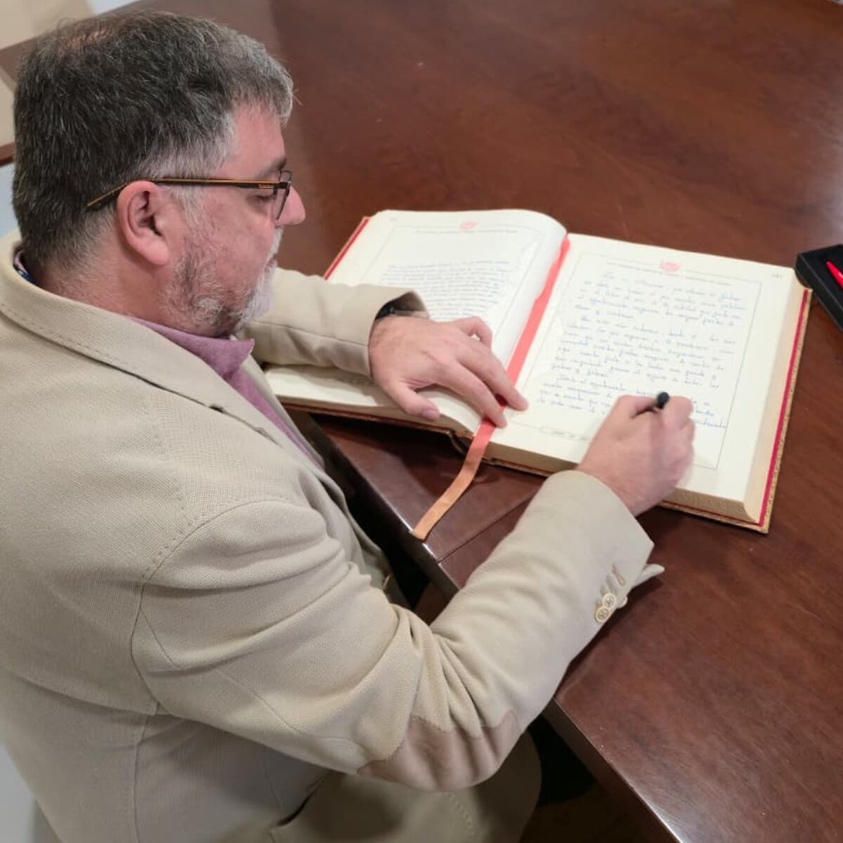Firma del alcalde en el libro de honor de la Junta