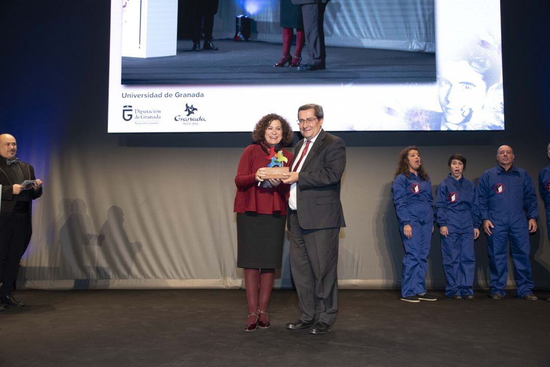 El presidente de la Diputación de Granada, José Entrena, entrega uno de los premios turísticos de la provincia a la rectora de la Universidad de Granada (UGR), Pilar Aranda