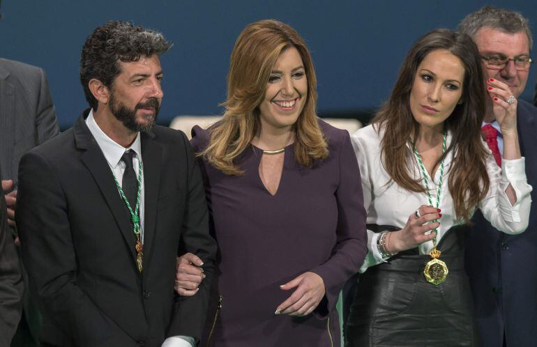 GRA153 SEVILLA 28/02/2015.- La presidenta de la Junta de Andalucía, Susana Díaz (c), con el cineasta sevillano Alberto Rodríguez, nombrado Hijo Predilecto, y la cantante Malú (d), distinguida con la Medalla de Andalucía con motivo de la celebración hoy en el Teatro de La Maestranza de Sevilla del Día de la Comunidad. EFE/Julio Muñoz