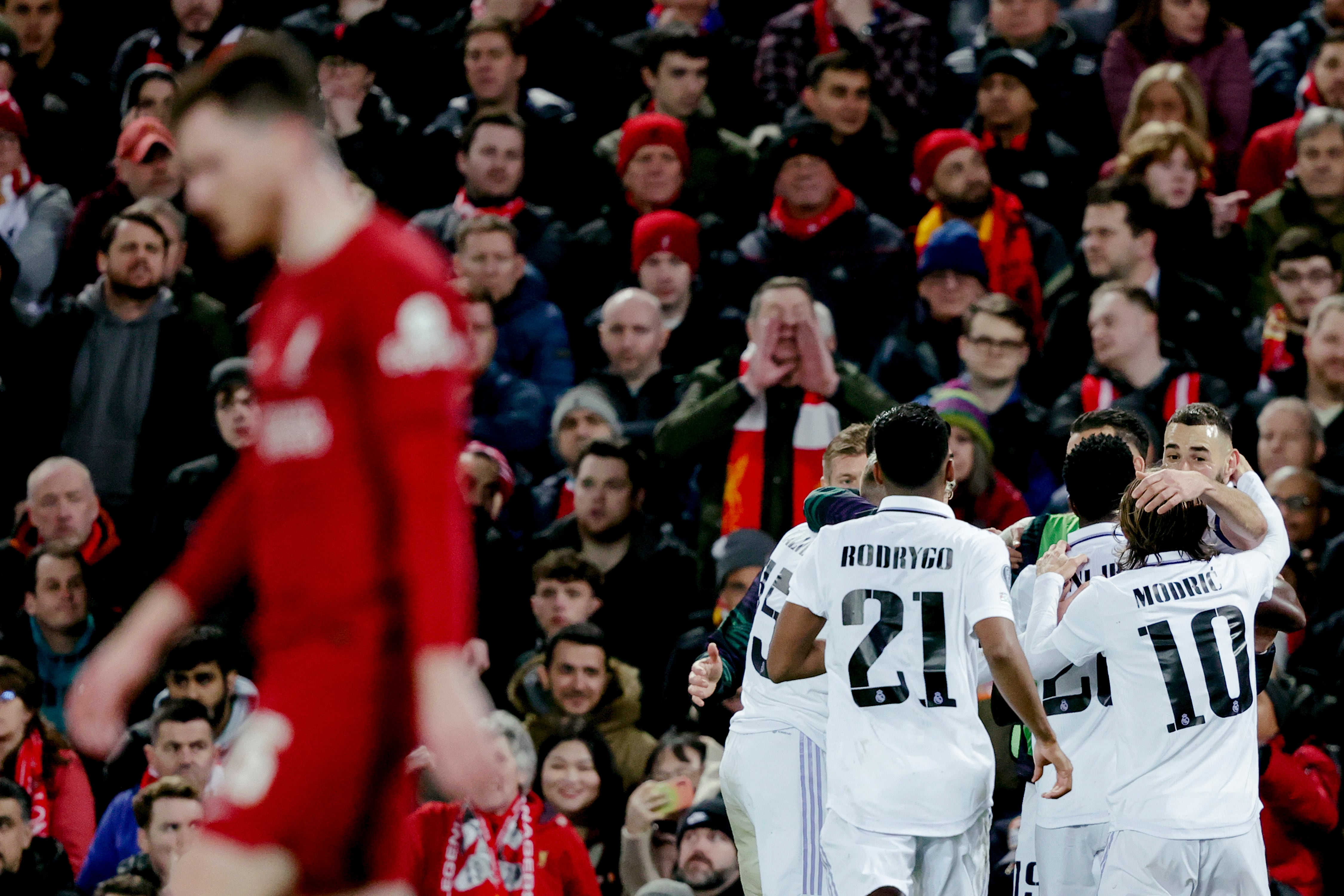 Los jugadores del Real Madrid celebran un gol de Karim Benzema ante el Liverpool en Champions League.