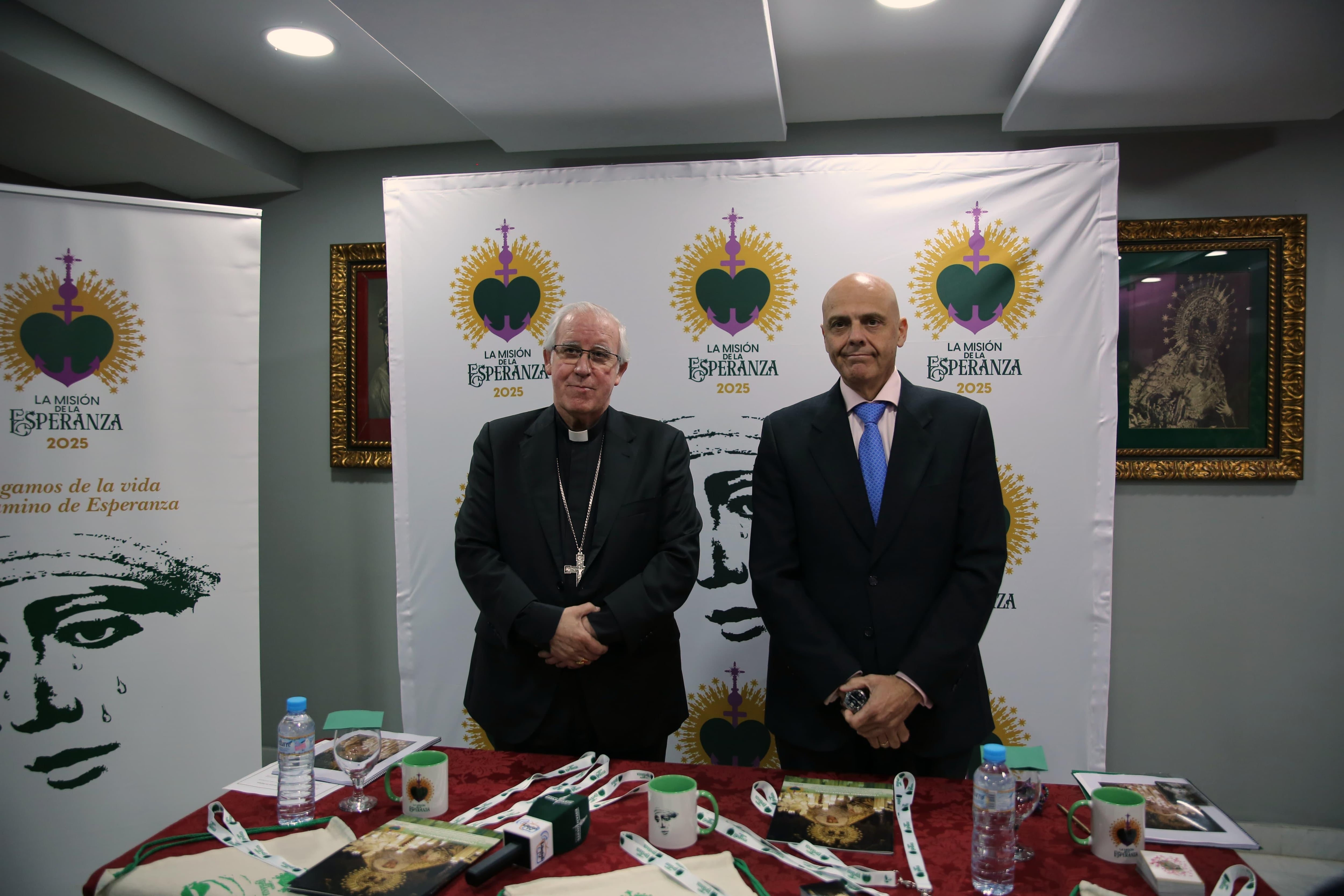 El arzobispo de Sevilla, José Ángel Saiz Meneses, y el hermano mayor de la Esperanza de Triana, Sergio Sopeña, durante la presentación del pasado sábado