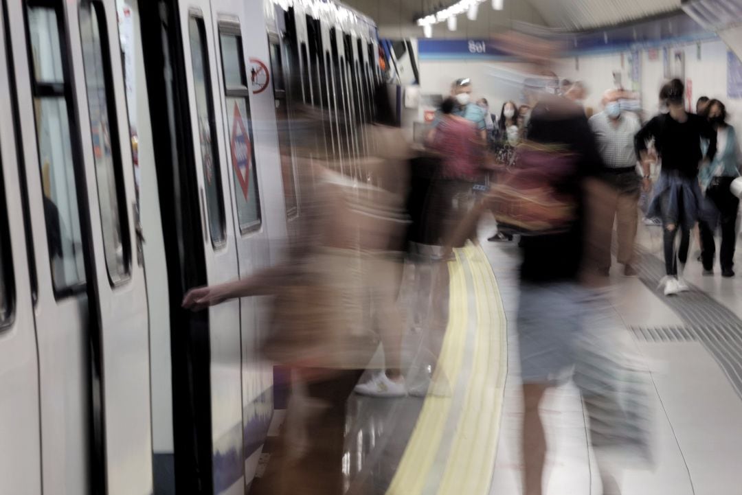 Pasajeros en el andén de la estación de metro de Sol.