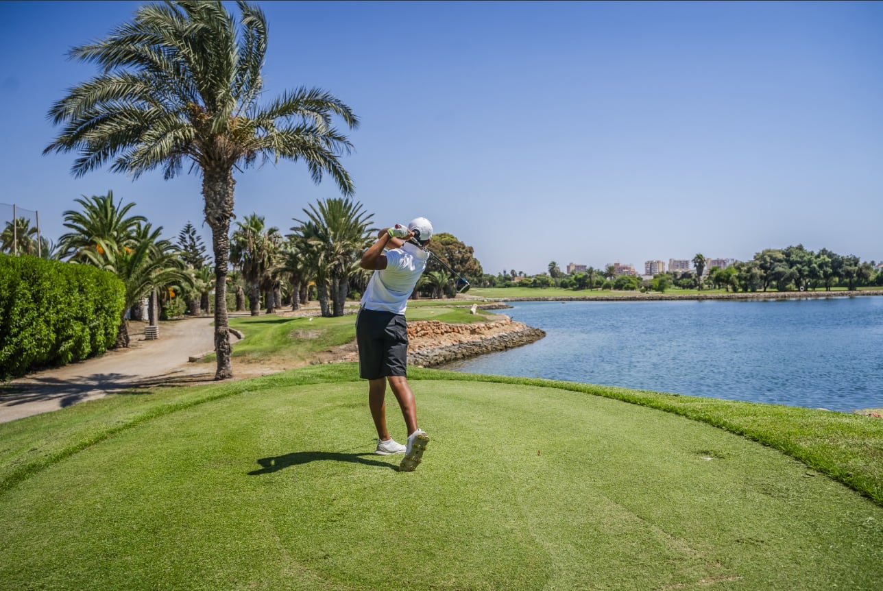 El golfista en la instalación roquetera