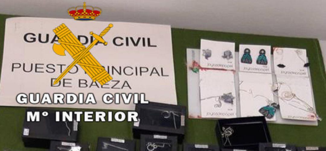 Efectos encontrados por la Guardia Civil tras el registro realizado al presunto autor del robo.