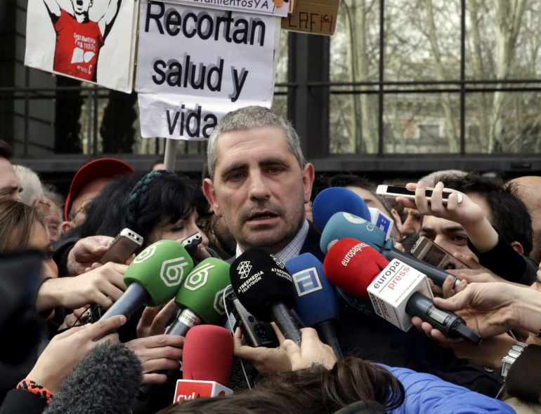 El presidente de la Plataforma de Afectados por la Hepatitis C, Mario Cortés, hace declaraciones a los periodistas después de asistir a la reunión que han mantenido representantes del departamento que dirige Alfonso Alonso con una decena de sociedades cie