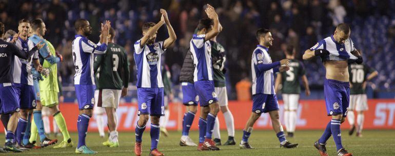Los jugadores del Deportivo celebran su victoria por 2-0 frente al Osasuna