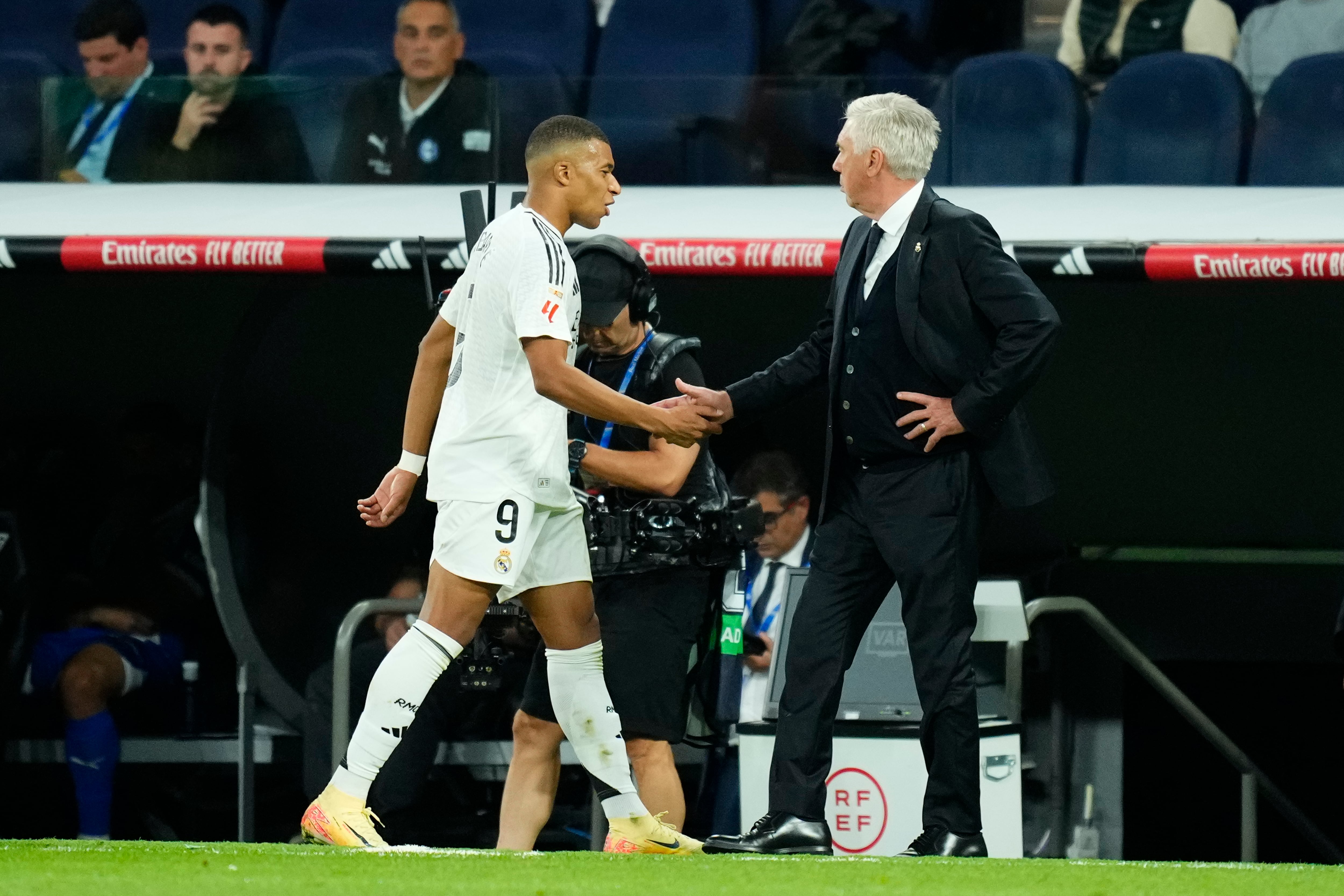 Kylian Mbappe, tras ser sustituido ante el Alavés. (Jose Breton/Pics Action/NurPhoto via Getty Images)