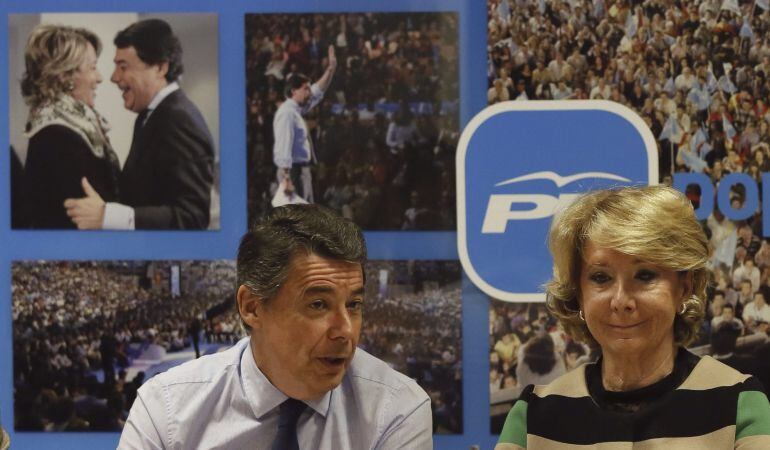 La candidata del PP a la Alcaldía de Madrid, Esperanza Aguirre, y el presidente de regional, Ignacio González, durante la reunión, este martes, del Comité de Dirección del PP madrileño.