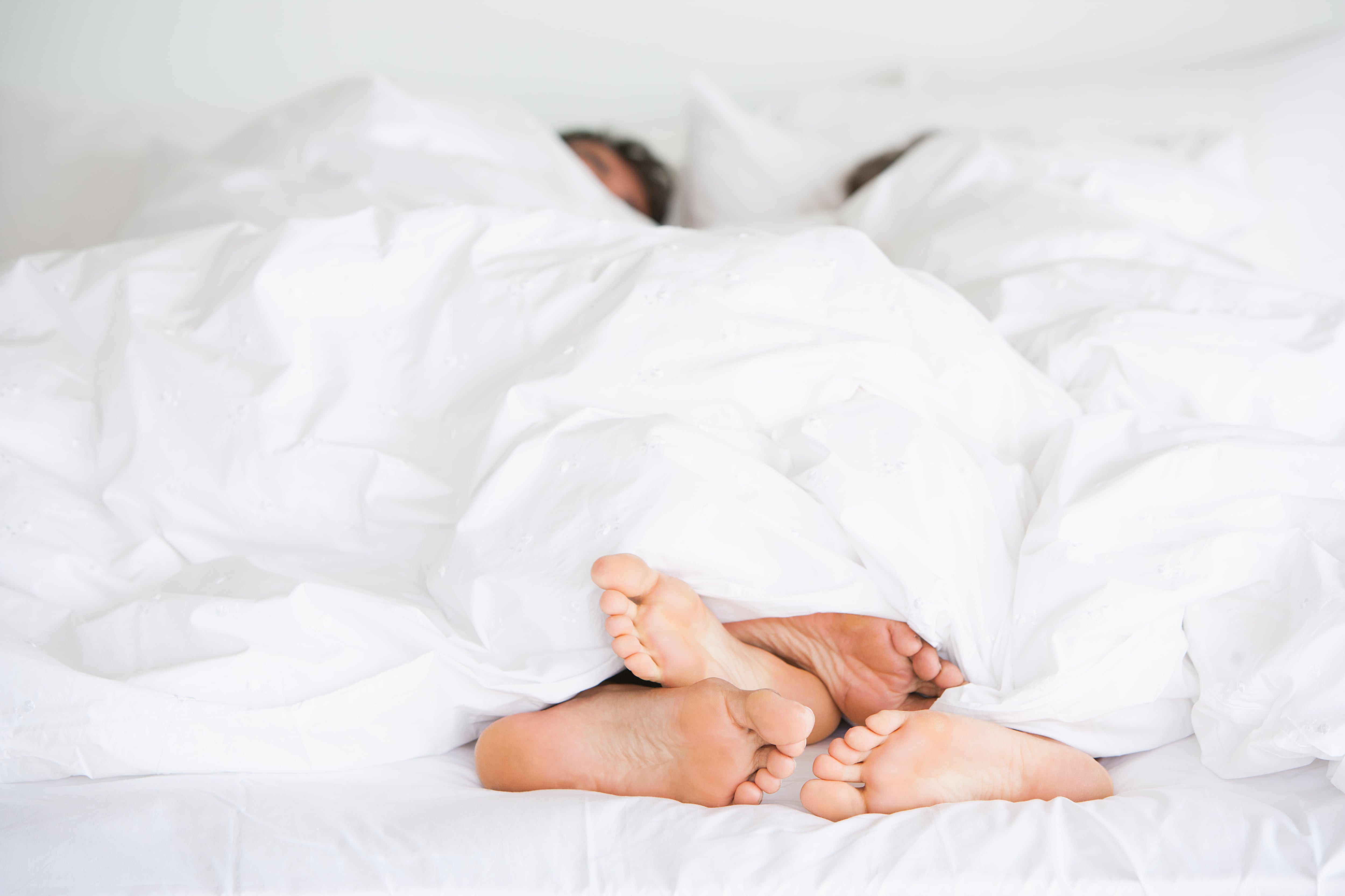 Una pareja en la cama.