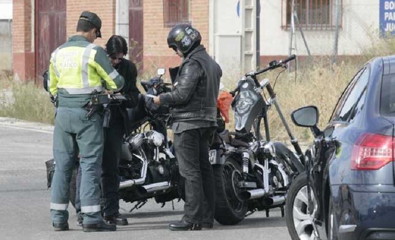 El motorista fue denunciado por el exceso de velocidad