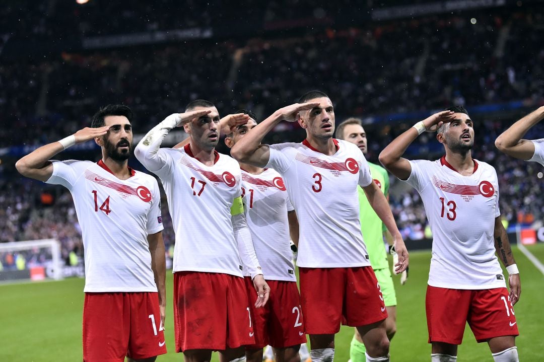 El saludo militar de la selección de Turquía