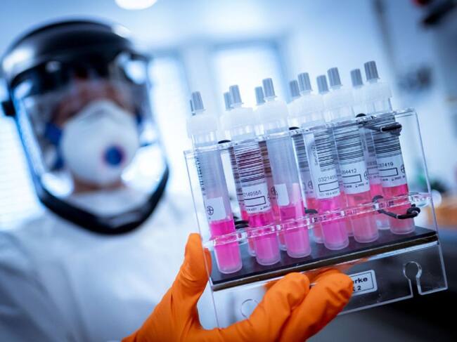 Un sanitario con test de coronavirus.