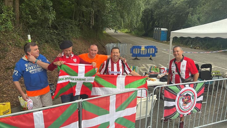 Miles de aficionados arropan a los ciclistas en Pike Bidea