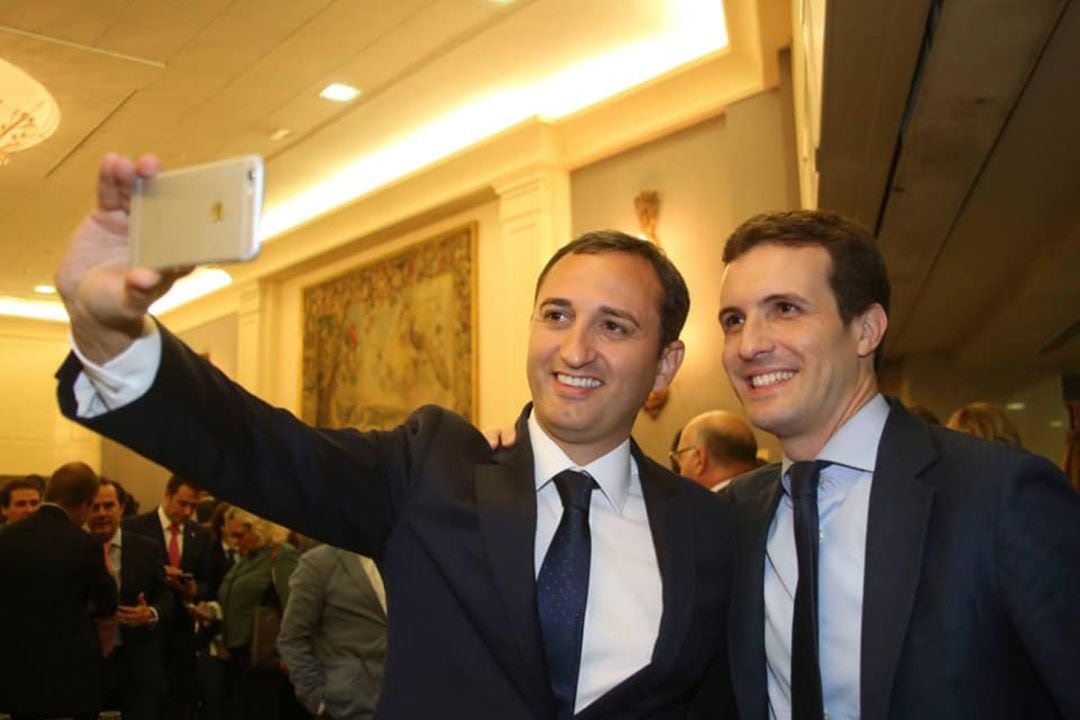 César Sánchez se hace un selfi con el líder del PP, Pablo Casado.