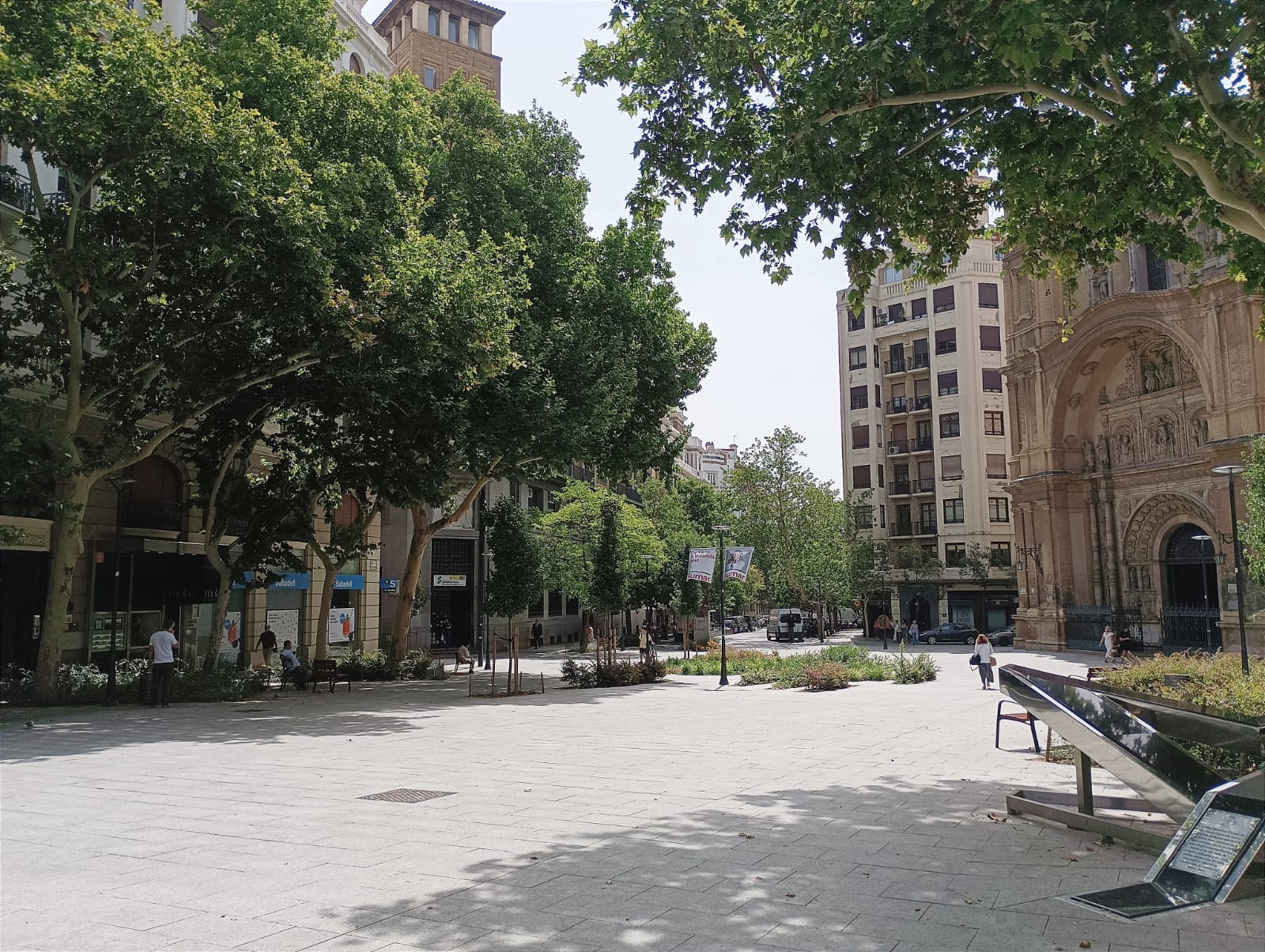 La Plaza de Santa Engracia, desierta en plena ola de calor