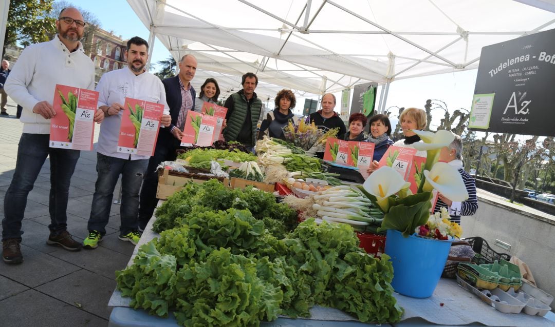 Juan Luis Silanes, concejal de Medioambiente, rodeado de productores locales y cocineros que participan en la IV Semana del Producto Local. 