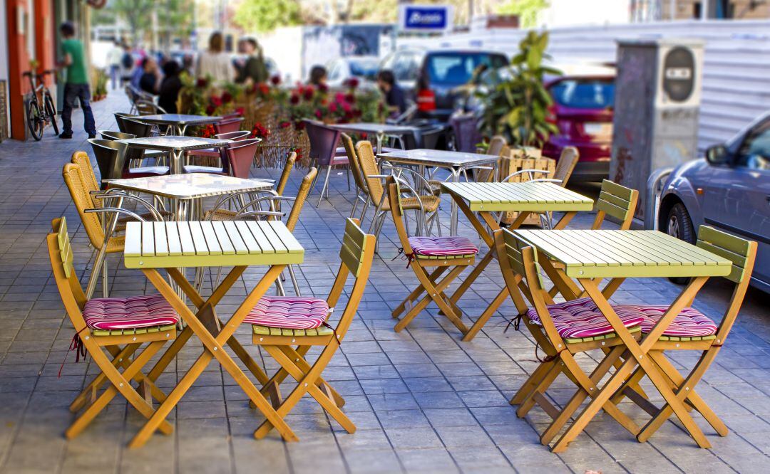 Terraza de hostelería de una calle de València