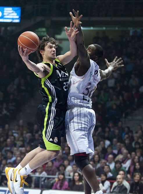 El escolta del Real Madrid Sergio Llull entra a canasta ante la defensa del pívot senegalés del Caja Laboral, Pape Sow