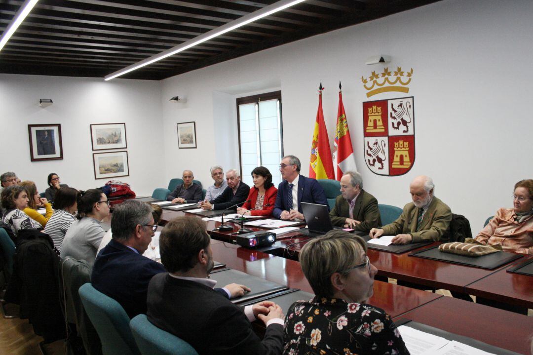 Cerca de quince entidades han participado en la reunión mantenida en la Delegación Territorial para conocer el nuevo documento