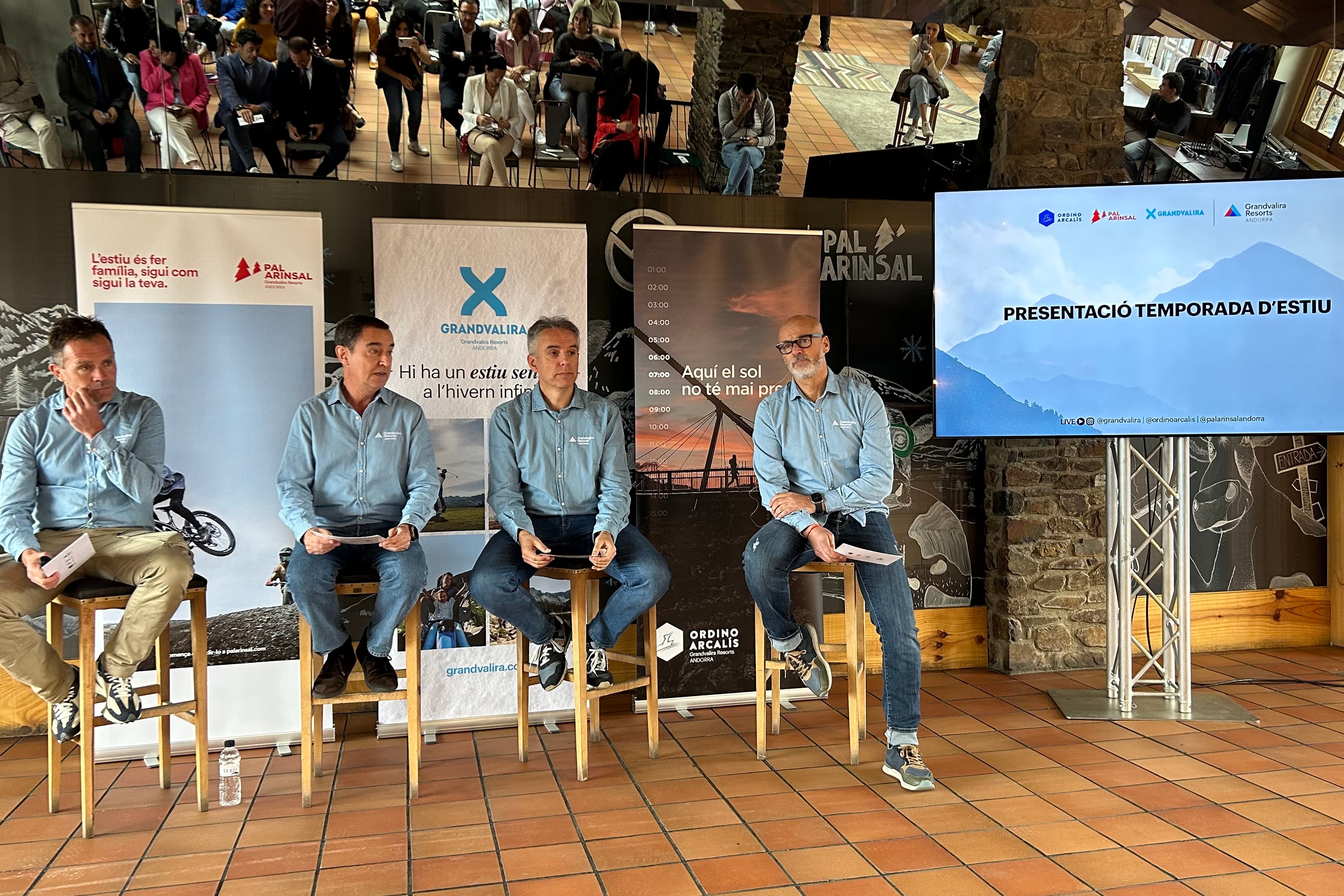 El director general de Grandvalira Resorts, Juan Ramon Moreno (segon per l'esquerra) durant la presentació de la temporada d'estiu de l'any passat.