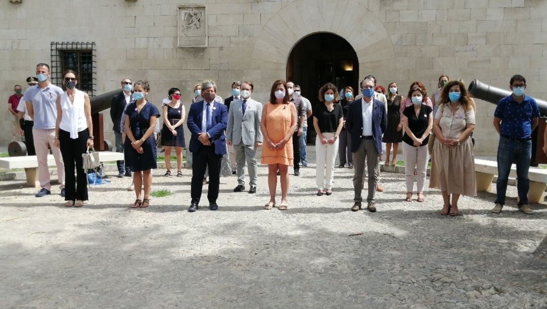 El Govern, guardando un minuto de silencio en las puertas del Consolat de Mar