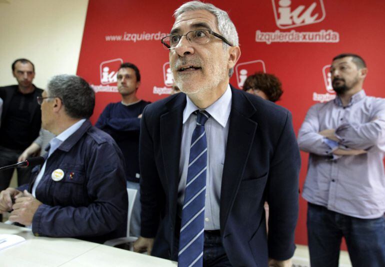 GRA099 OVIEDO, 25/05/2015.- El candidato de IU a la Presidencia del Principado, Gaspar Llamazares, y el coordinador general de IU, Manuel González Orviz (i), han comparecido hoy en rueda de prensa para analizar el resultado de las elecciones de ayer que l