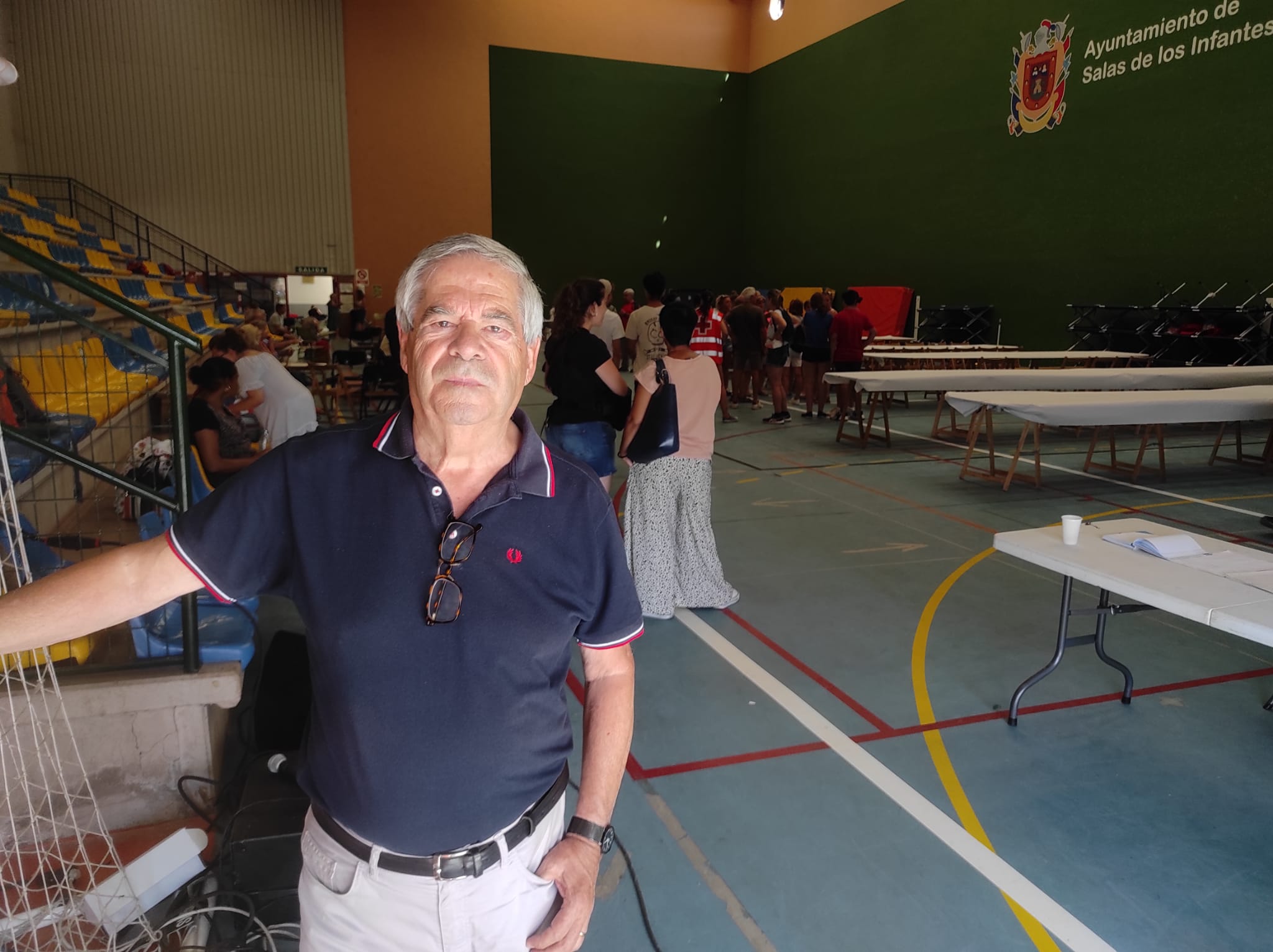 Paco Azúa, alcalde de Salas de los Infantes, en el polideportivo municipal. / Foto: Radio Castilla