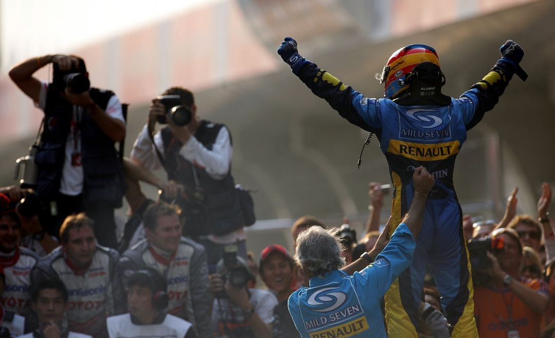 Fernando Alonso celebra uno de sus títulos mundiales con Flavio Briatore.