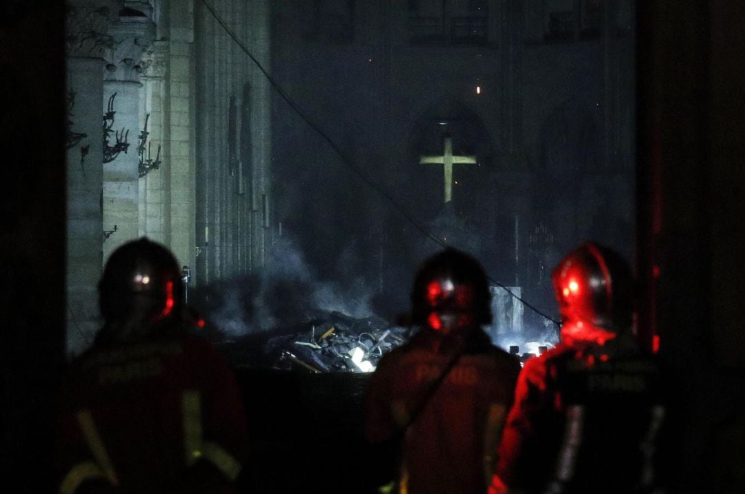 FOTOGALERÍA | La nave central de Notre Dame tras el incendio.