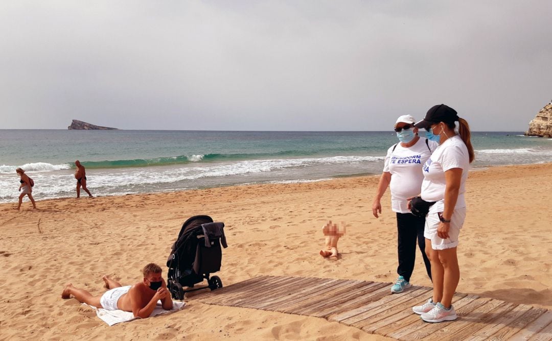 Turistas, hoy en la playa de Levante de Benidorm.