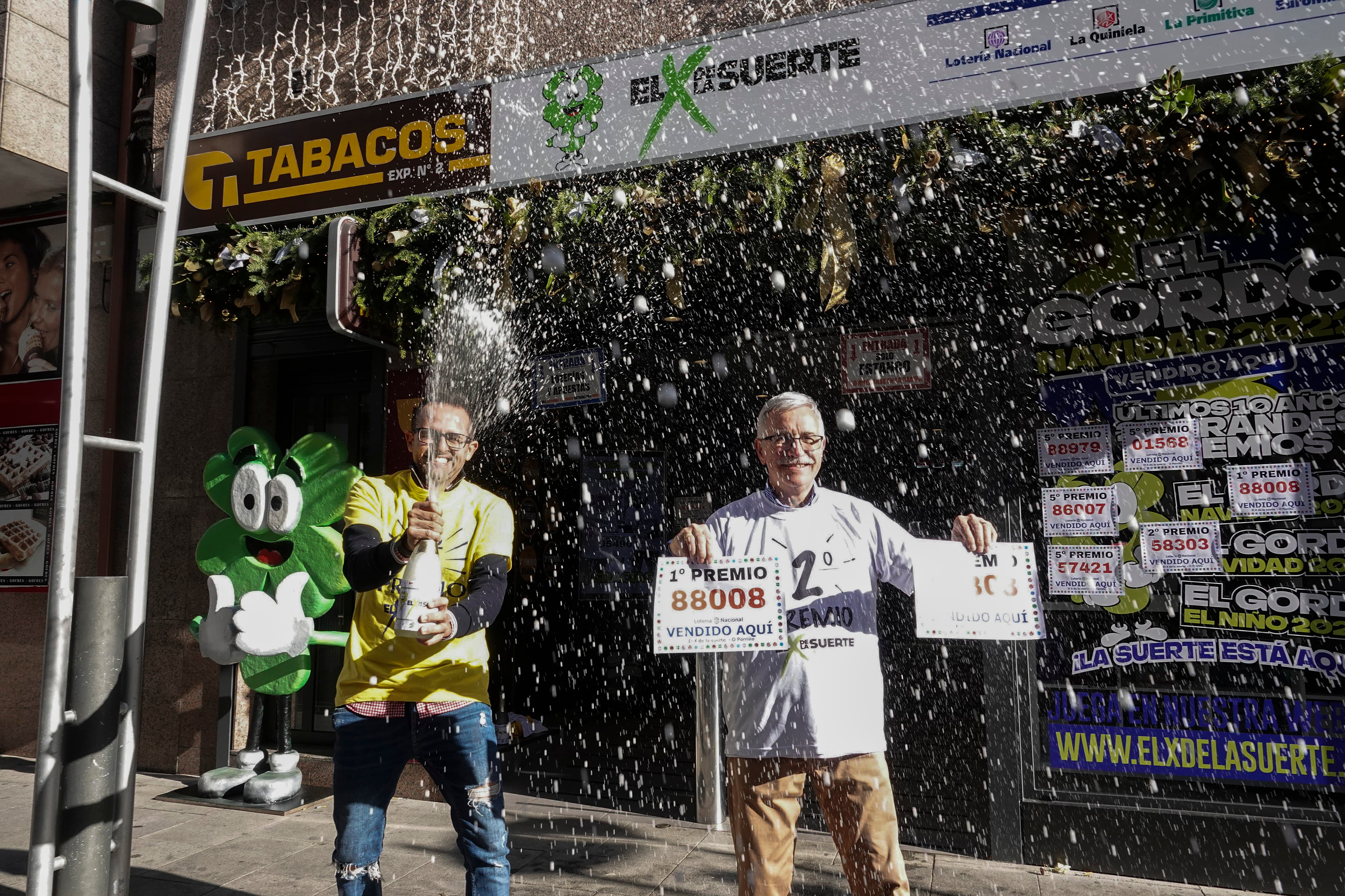 Responsables de la administración de Lotería de O Porriño celebran la venta de décimos del primer y quinto premio del sorteo extraordinario de Navidad de la Lotería Nacional.