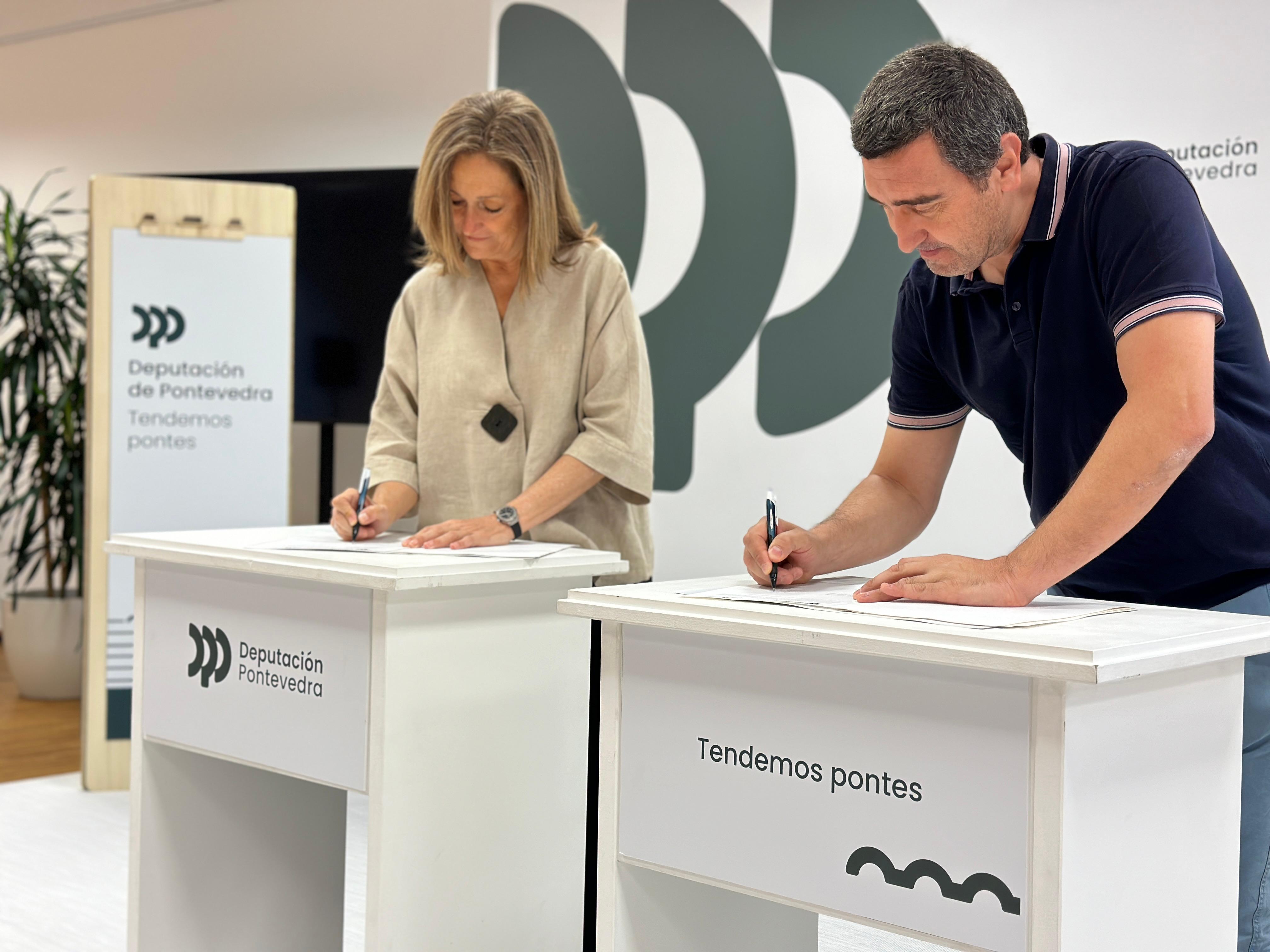 Luisa Sánchez y la Federación de Rondallas de Vigo firmando el convenio