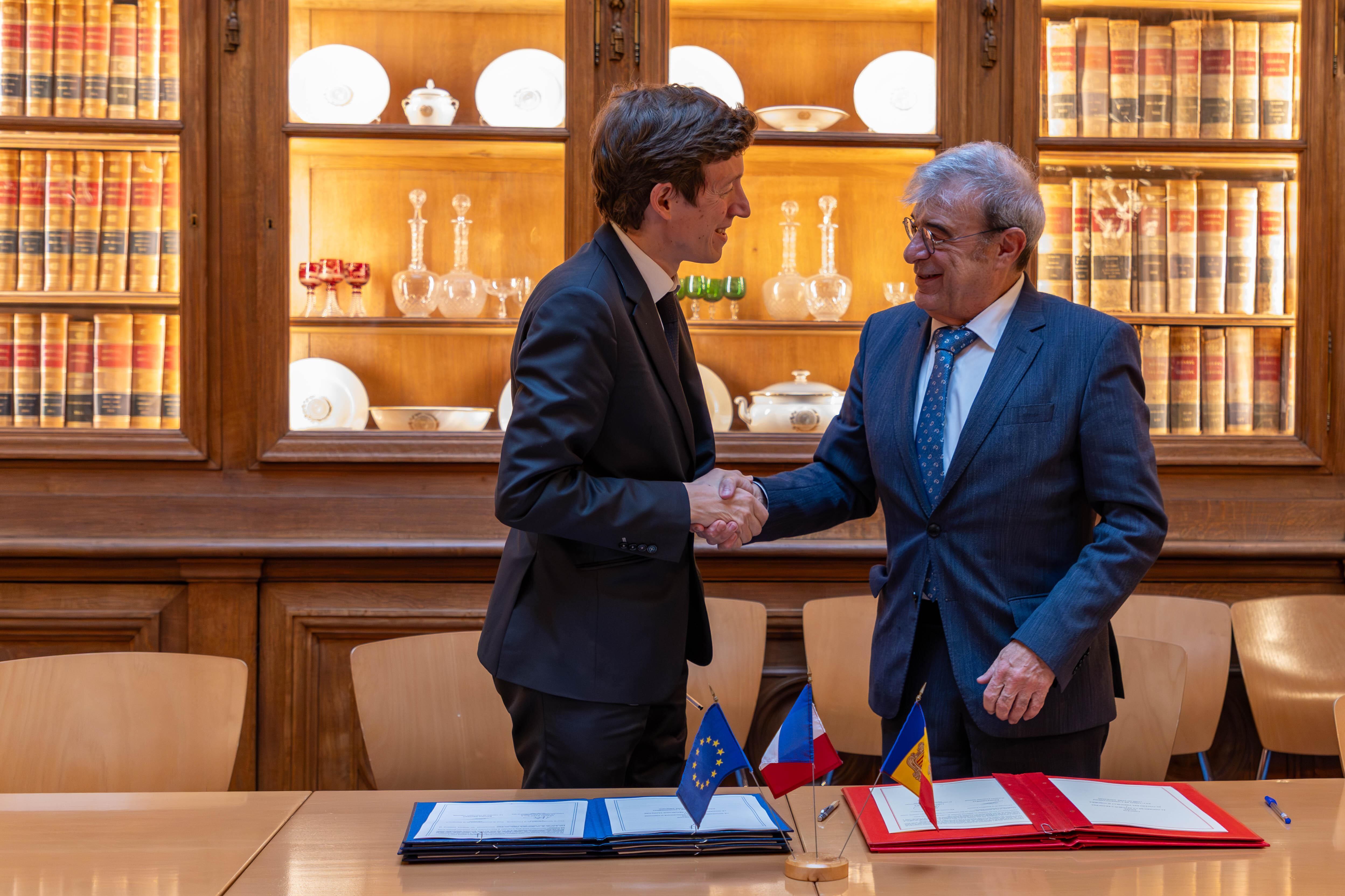 Els ministres d'Educació dels dos països, Ladislau Baró i Édouard Geffray, han rubricat l'acord que té una vigència de deu anys