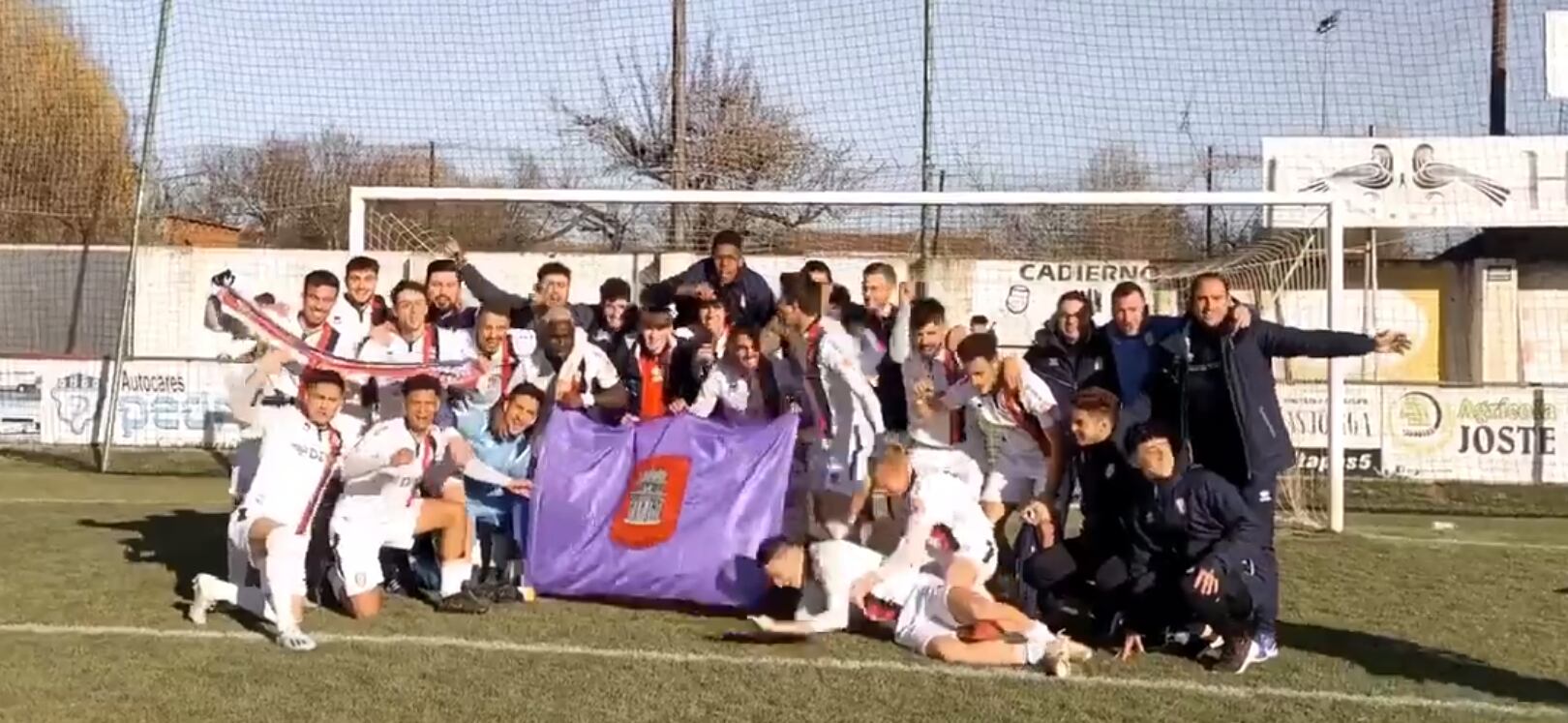 El Real Ávila celebra sobre el césped de La Ergudina la clasificación para la fase de ascenso a 2ª RFEF