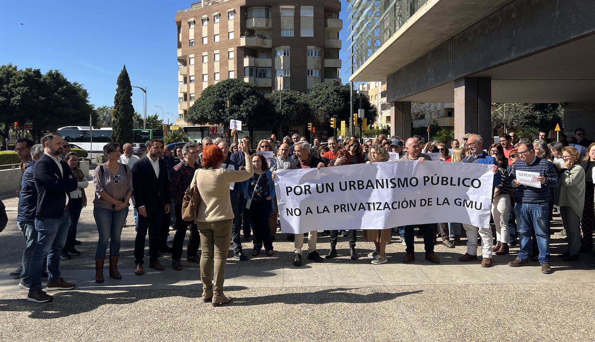 Protesta ante la gerencia de Urbanismo de Málaga